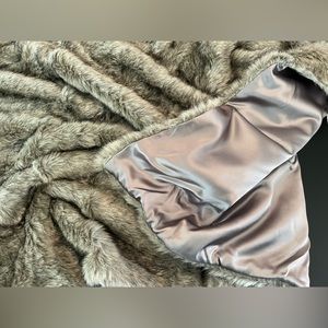 Shawl gray faux fur with satin lining